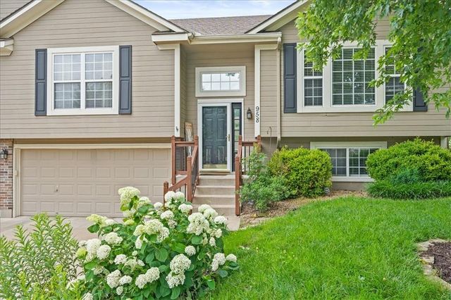 958 NW Maplewood Court, Grain Valley, MO 64029