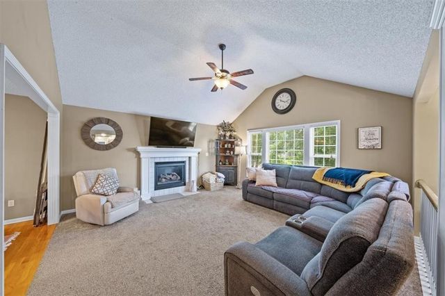 958 NW Maplewood Court, Grain Valley, MO 64029