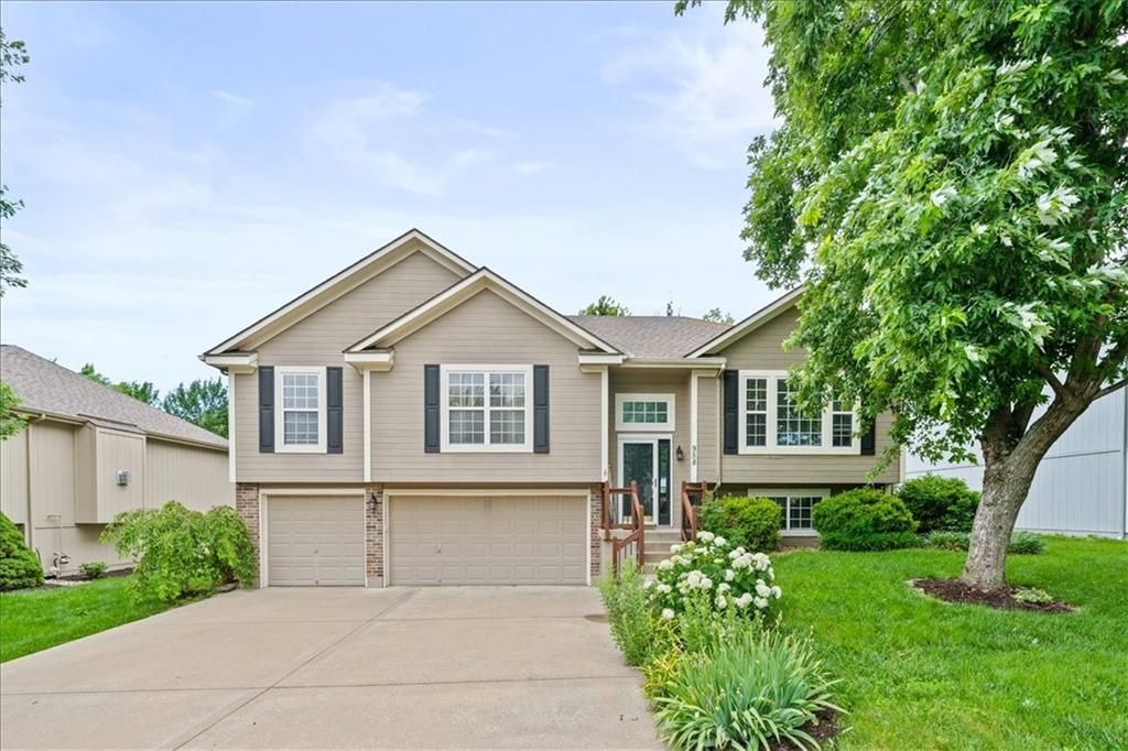 958 NW Maplewood Court, Grain Valley, MO 64029