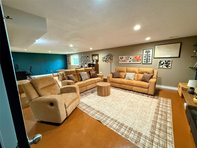 434 SE Hollow Court, West Des Moines, IA 50265