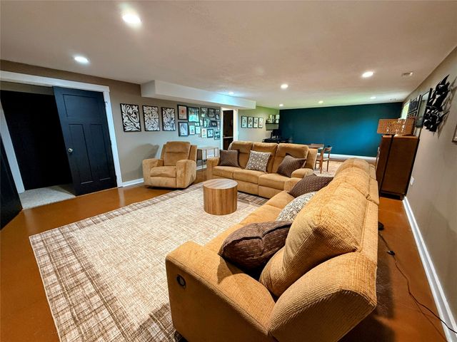 434 SE Hollow Court, West Des Moines, IA 50265