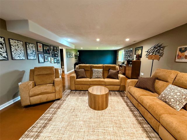434 SE Hollow Court, West Des Moines, IA 50265