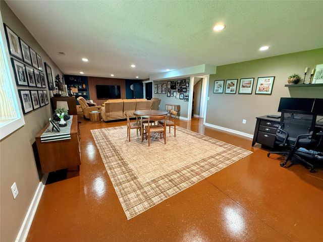 434 SE Hollow Court, West Des Moines, IA 50265
