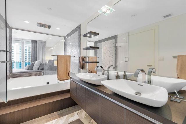 200 Biscayne Boulevard Way 504, Miami, FL 33131