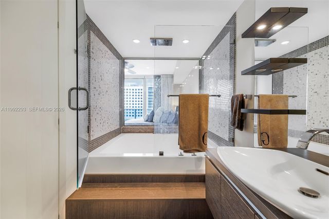 200 Biscayne Boulevard Way 504, Miami, FL 33131