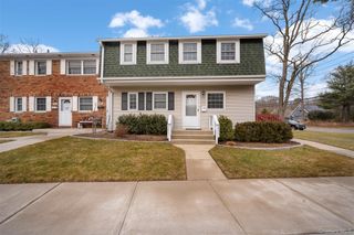 252 Village Drive 252, Hauppauge, NY 11788