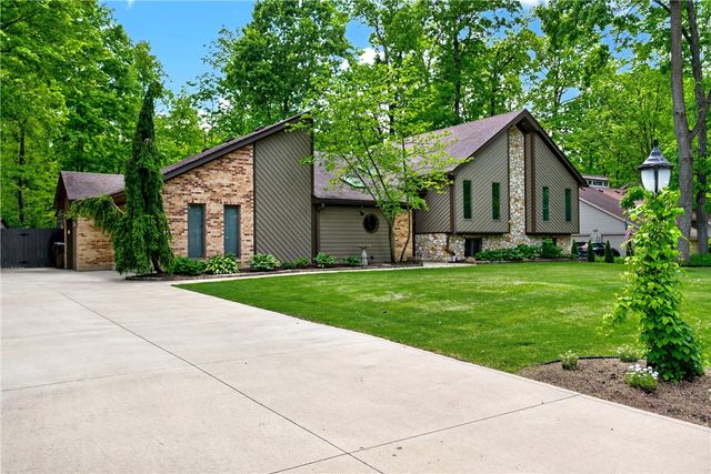 212 Walnut Grove Drive, Washington Twp, OH 45458