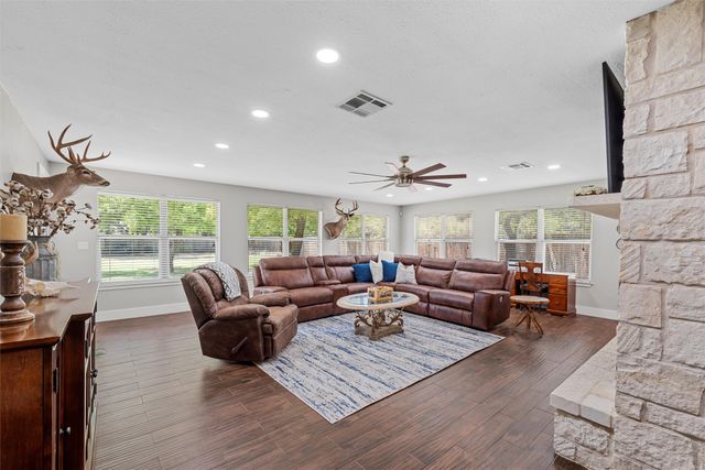 105 Texas Avenue, Hewitt, TX 76643
