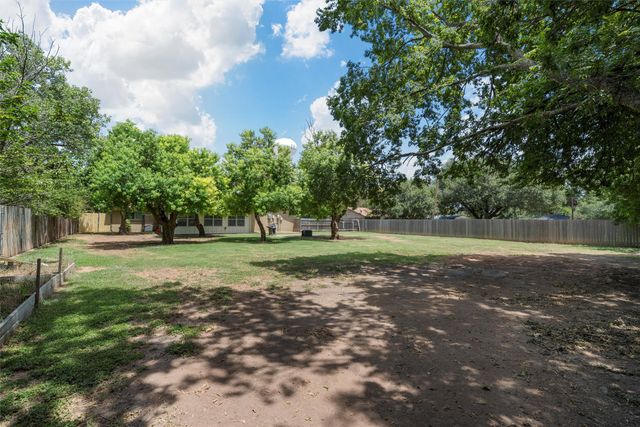 105 Texas Avenue, Hewitt, TX 76643