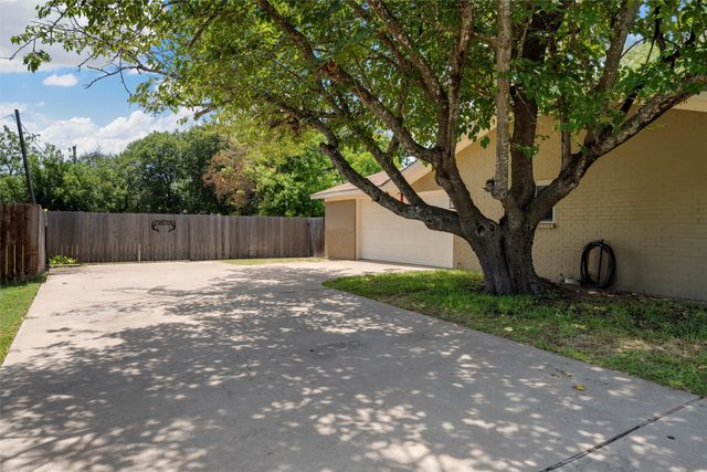 105 Texas Avenue, Hewitt, TX 76643