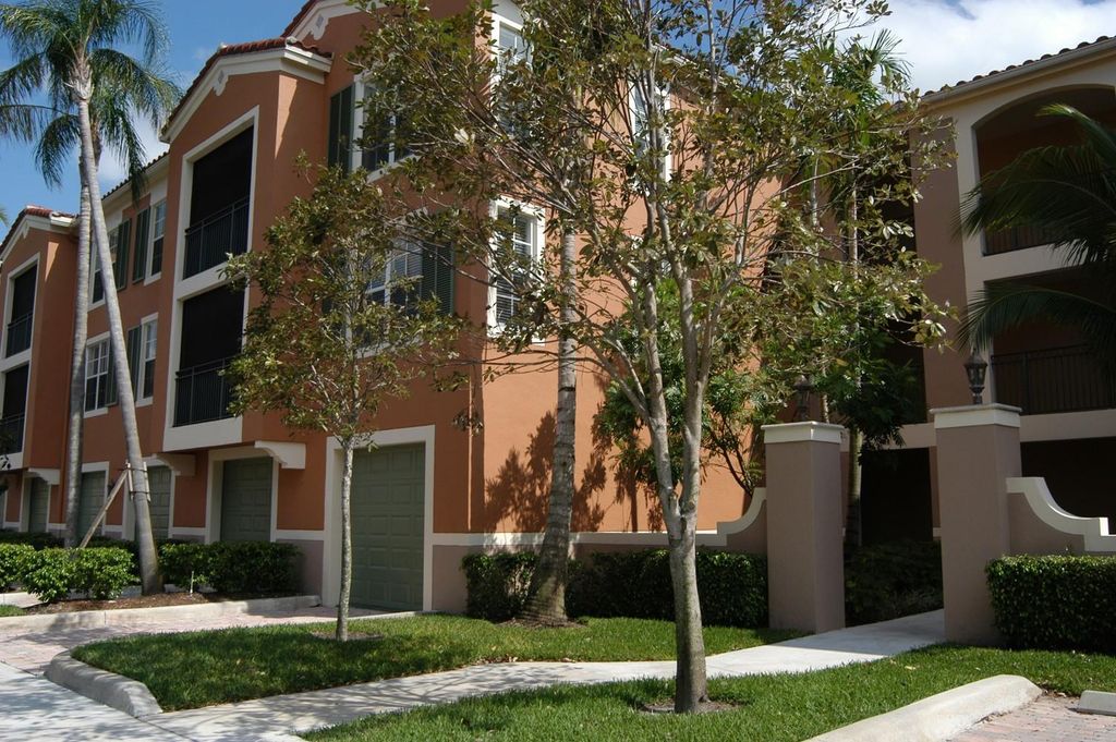 11790 St Andrews Place 201, Wellington, FL 33414