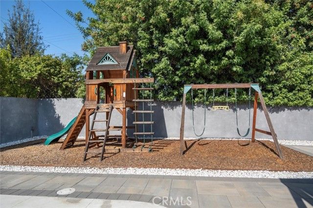 23701 Clarendon Street, Woodland Hills (los Angeles), CA 91367