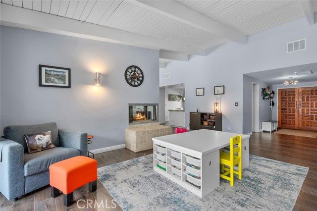 23701 Clarendon Street, Woodland Hills (los Angeles), CA 91367