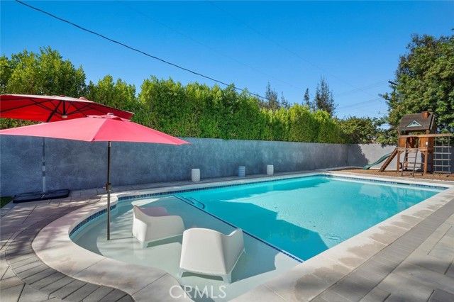 23701 Clarendon Street, Woodland Hills (los Angeles), CA 91367