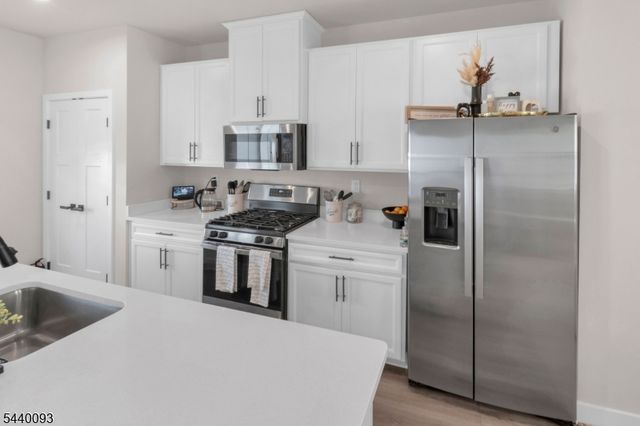 3 Saw Mill Cir, Hackettstown Town, NJ 07840