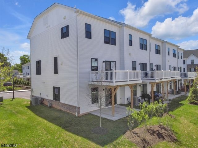 3 Saw Mill Cir, Hackettstown Town, NJ 07840