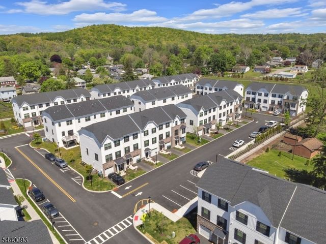 3 Saw Mill Cir, Hackettstown Town, NJ 07840