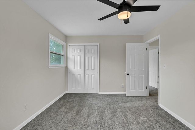 995 N Country Acres Ave, Wichita, KS 67212