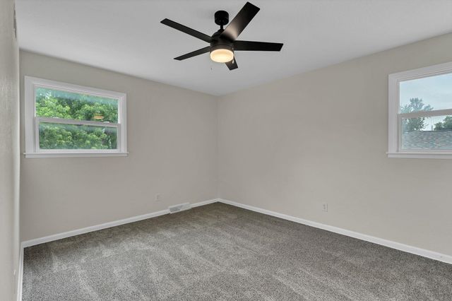 995 N Country Acres Ave, Wichita, KS 67212