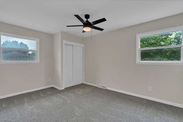 995 N Country Acres Ave, Wichita, KS 67212