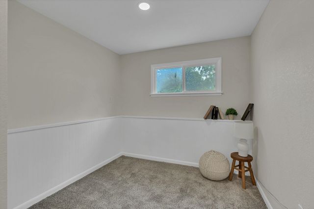 995 N Country Acres Ave, Wichita, KS 67212