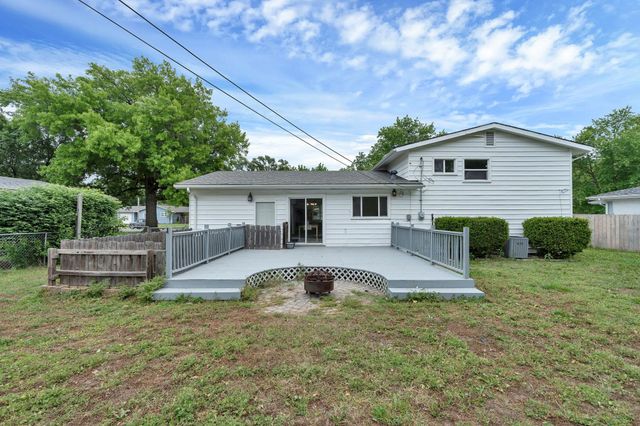 995 N Country Acres Ave, Wichita, KS 67212