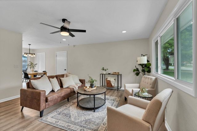 995 N Country Acres Ave, Wichita, KS 67212