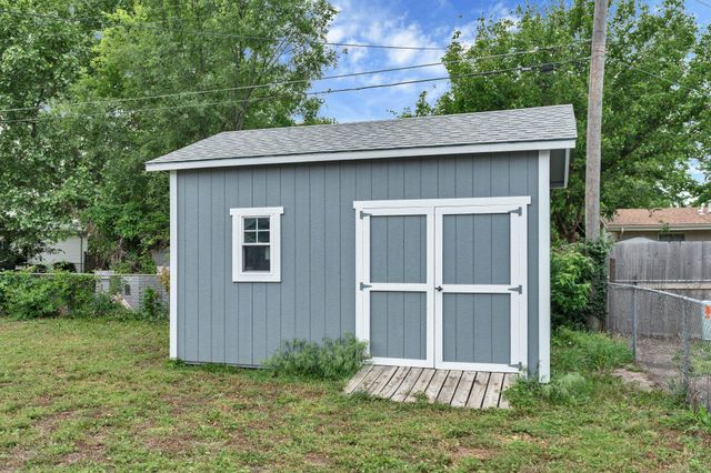 995 N Country Acres Ave, Wichita, KS 67212