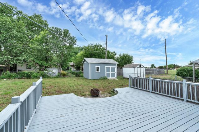 995 N Country Acres Ave, Wichita, KS 67212