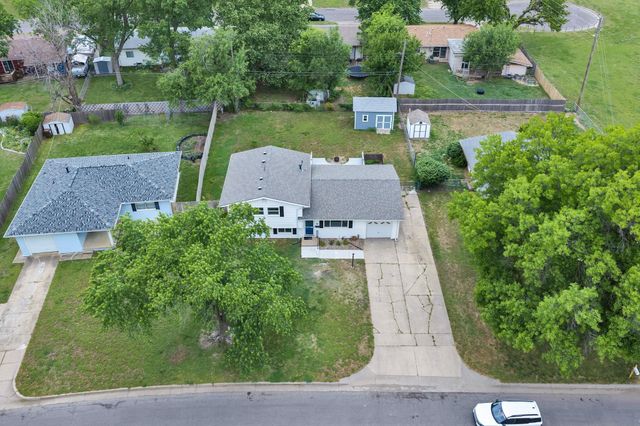 995 N Country Acres Ave, Wichita, KS 67212