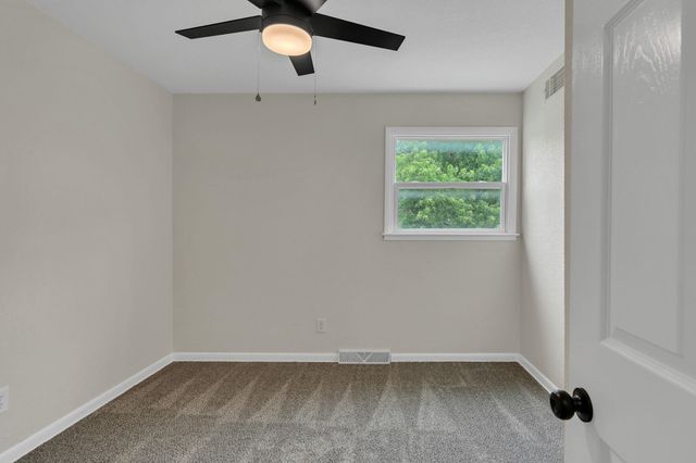 995 N Country Acres Ave, Wichita, KS 67212