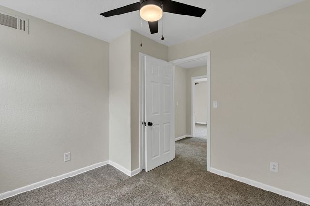 995 N Country Acres Ave, Wichita, KS 67212