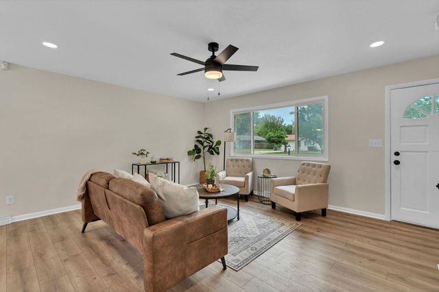 995 N Country Acres Ave, Wichita, KS 67212