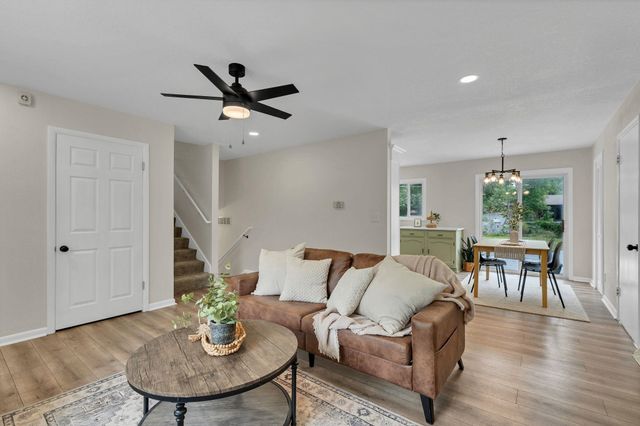 995 N Country Acres Ave, Wichita, KS 67212