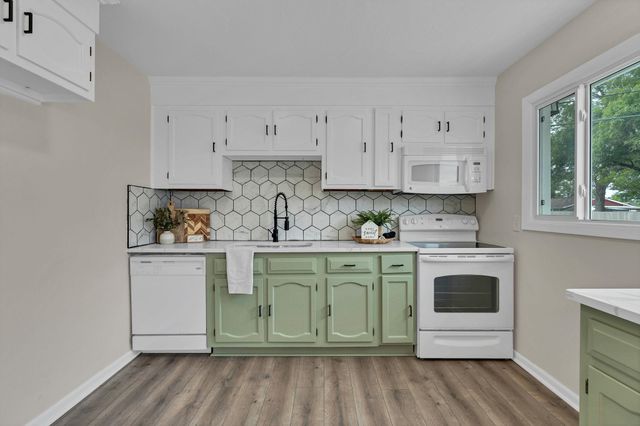 995 N Country Acres Ave, Wichita, KS 67212