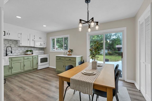 995 N Country Acres Ave, Wichita, KS 67212