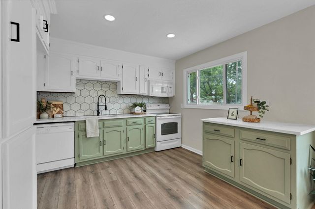 995 N Country Acres Ave, Wichita, KS 67212