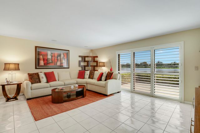5481 Mirror Lakes Boulevard, Boynton Beach, FL 33472