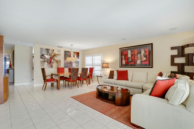 5481 Mirror Lakes Boulevard, Boynton Beach, FL 33472