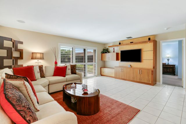5481 Mirror Lakes Boulevard, Boynton Beach, FL 33472
