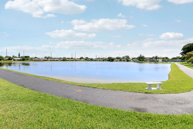 5481 Mirror Lakes Boulevard, Boynton Beach, FL 33472