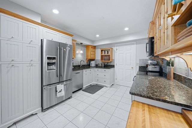 16 Country Club Rd 16, Peabody, MA 01960