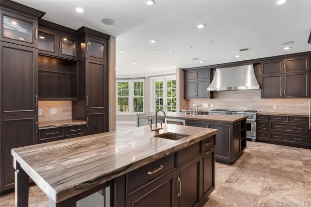 1 Bromley Court, Muttontown, NY 11791