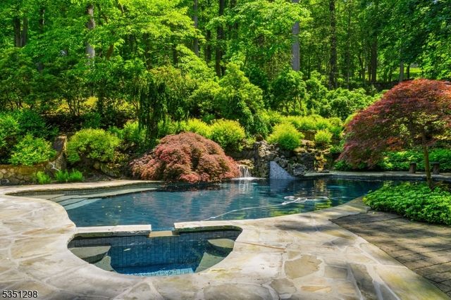 14 Bliss Rd, Mendham Boro, NJ 07945