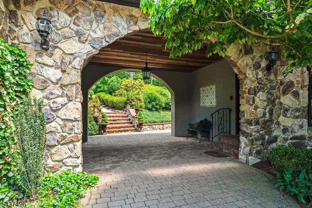 14 Bliss Rd, Mendham Boro, NJ 07945