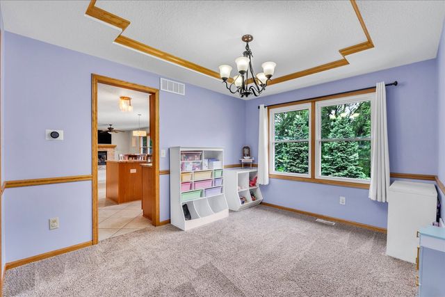 6140 N Thornwood Avenue, Davenport, IA 52806