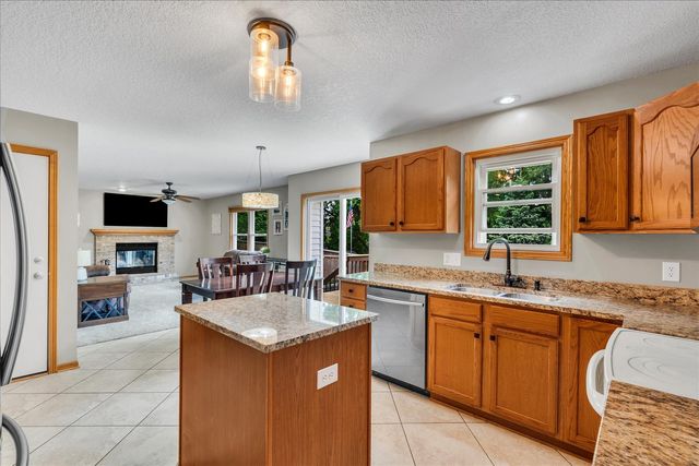 6140 N Thornwood Avenue, Davenport, IA 52806
