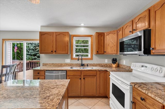 6140 N Thornwood Avenue, Davenport, IA 52806