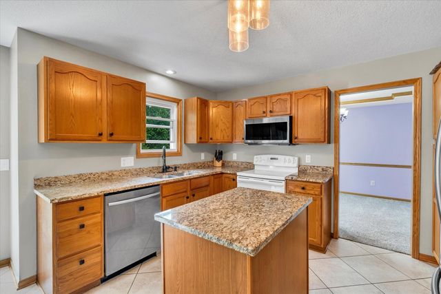 6140 N Thornwood Avenue, Davenport, IA 52806