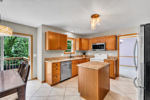 6140 N Thornwood Avenue, Davenport, IA 52806